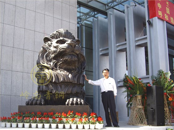 特大號(hào)匯豐獅長(zhǎng)4.1米，寬1.83米，高2.83米