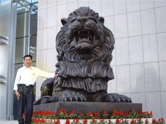 特大號(hào)匯豐獅長(zhǎng)4.1米，寬1.83米，高2.83米