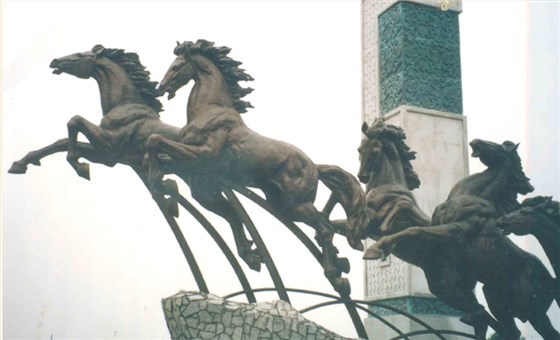 《龍馬精神》大型城市廣場(chǎng)雕塑（38米）-深圳龍華廣場(chǎng)