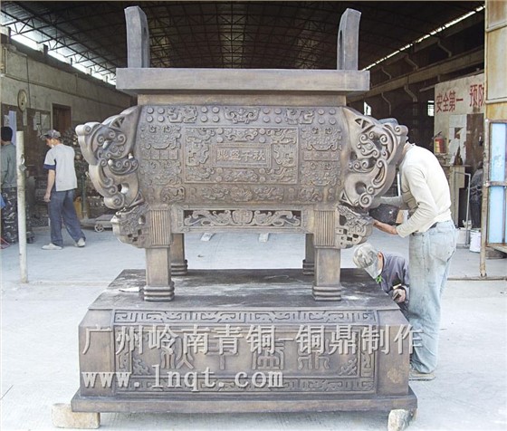大型青銅鼎
