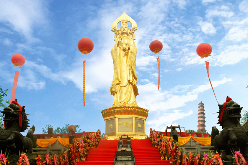 嶺南青銅的鑄造產(chǎn)品——廣州市番禺蓮花山世界上最高的貼金觀音站像，高36.8米