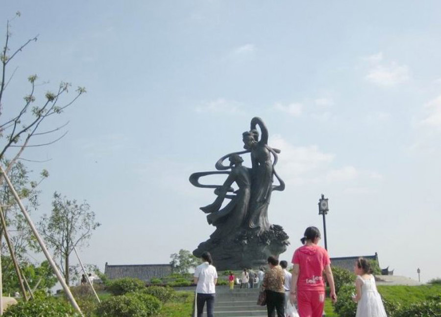 《夢圓》大型人物城市雕塑（16米）